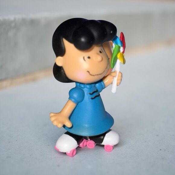 Just Play Lucy Van Pelt PEANUTS Rollerskating Vinyl Figure 3” A11 - Picture 4 of 5